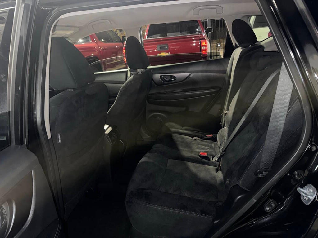 Nissan Rogue Vehicle Full-screen Gallery Image 13