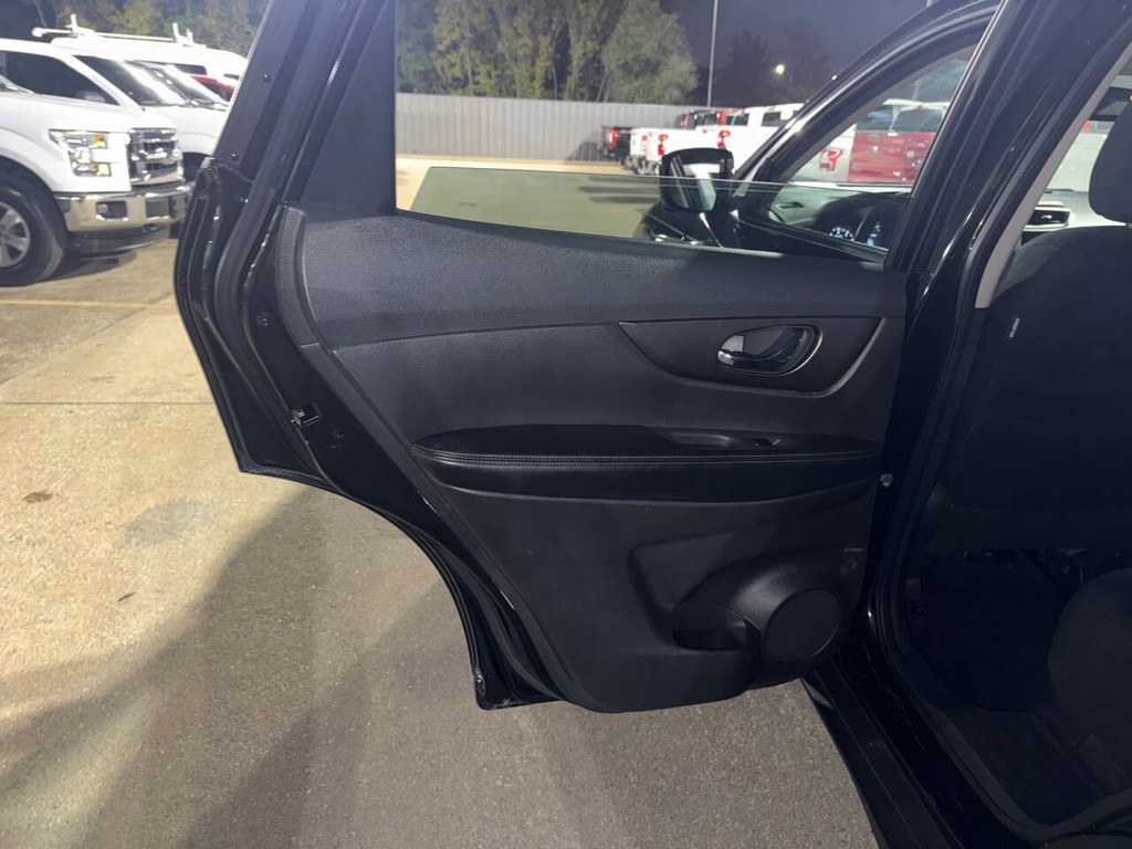 Nissan Rogue Vehicle Full-screen Gallery Image 14