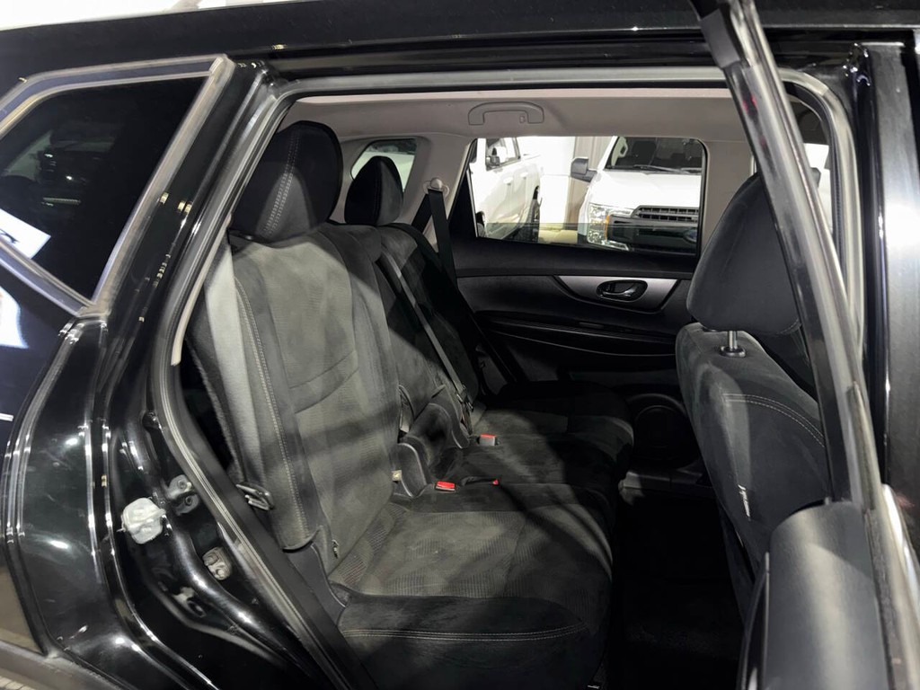 Nissan Rogue Vehicle Full-screen Gallery Image 15