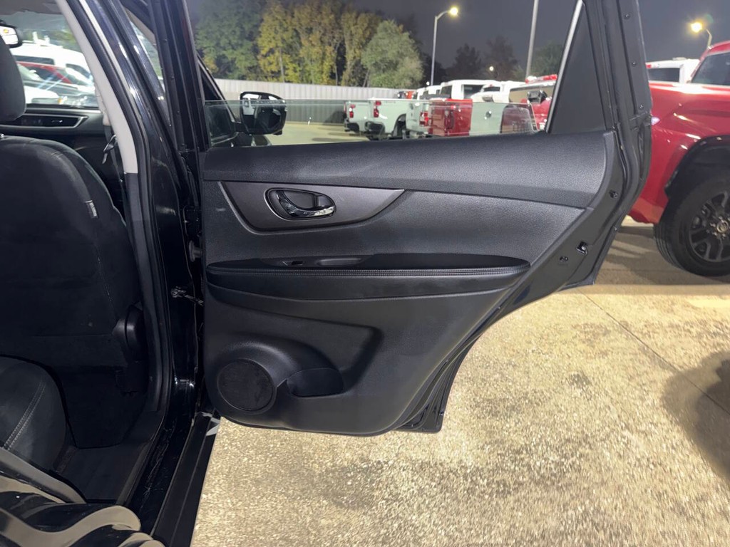 Nissan Rogue Vehicle Full-screen Gallery Image 16