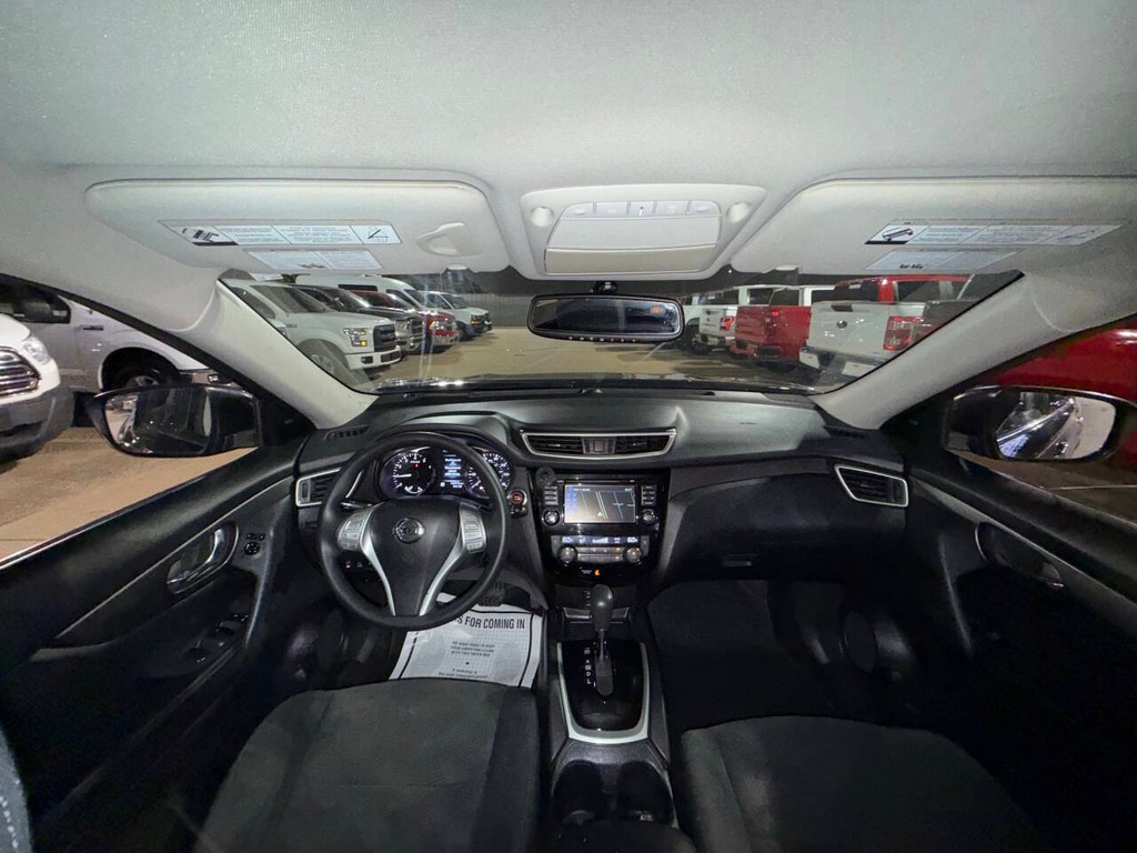 Nissan Rogue Vehicle Full-screen Gallery Image 18