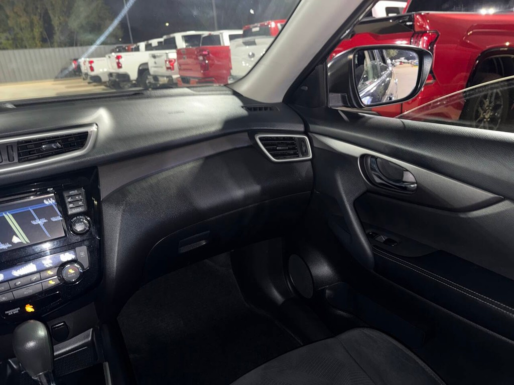 Nissan Rogue Vehicle Full-screen Gallery Image 20