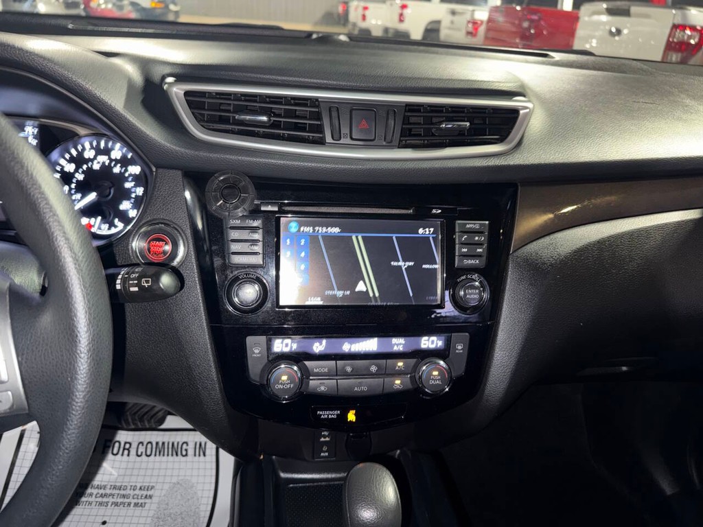 Nissan Rogue Vehicle Full-screen Gallery Image 24