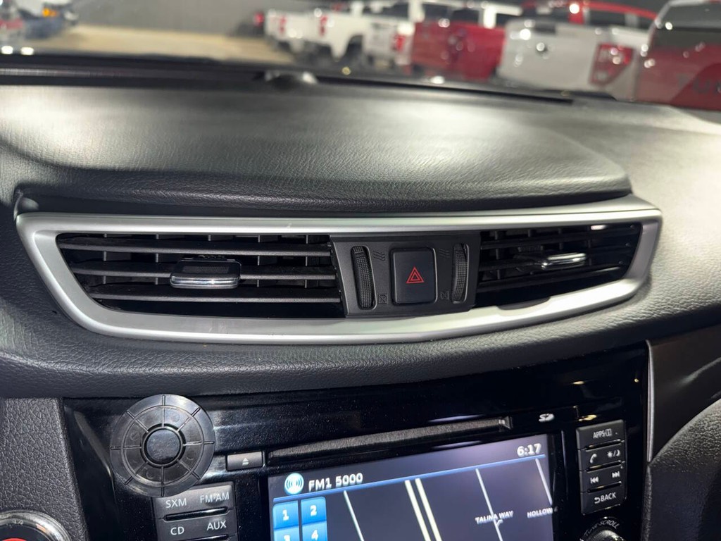 Nissan Rogue Vehicle Full-screen Gallery Image 25