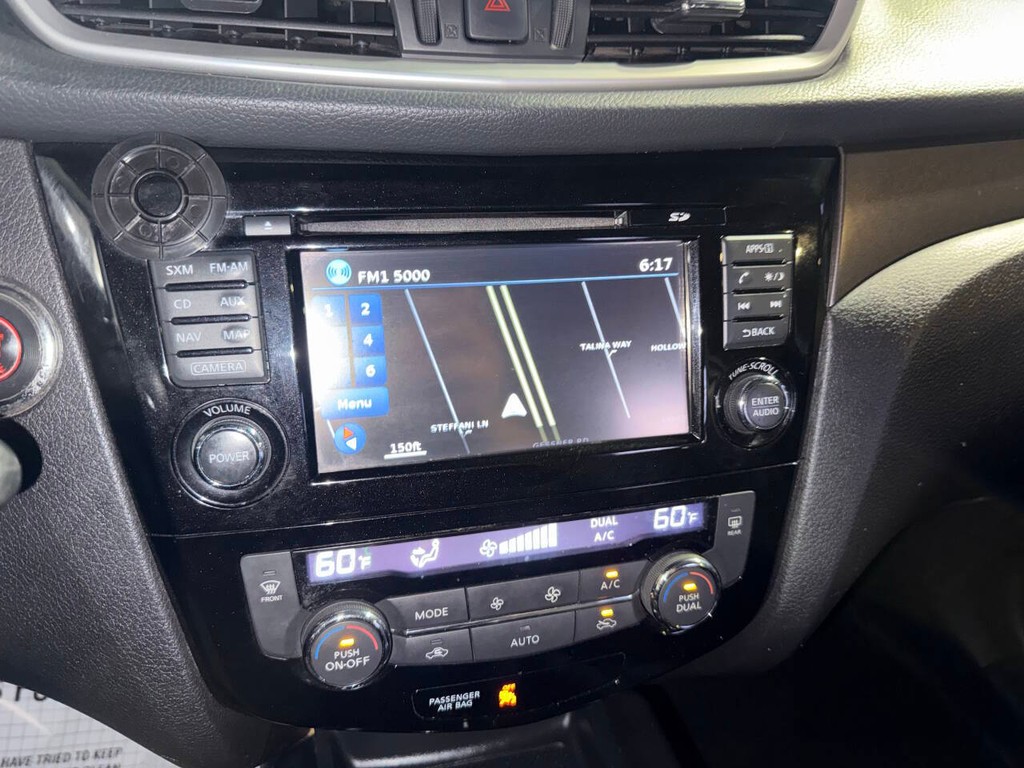 Nissan Rogue Vehicle Full-screen Gallery Image 26