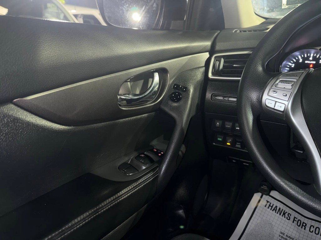 Nissan Rogue Vehicle Full-screen Gallery Image 30