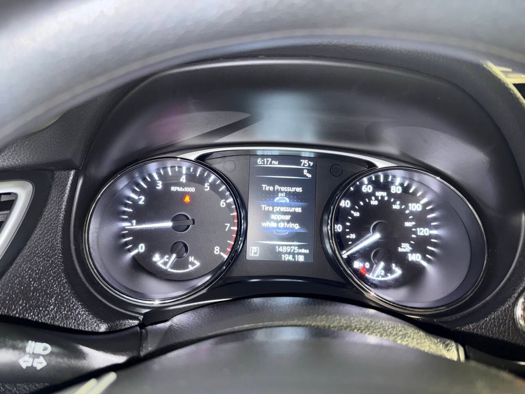 Nissan Rogue Vehicle Full-screen Gallery Image 31