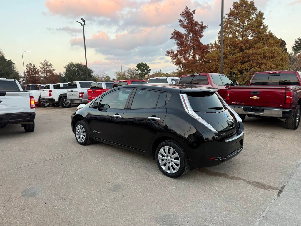 Nissan LEAF Vehicle Full-screen Gallery Image 03