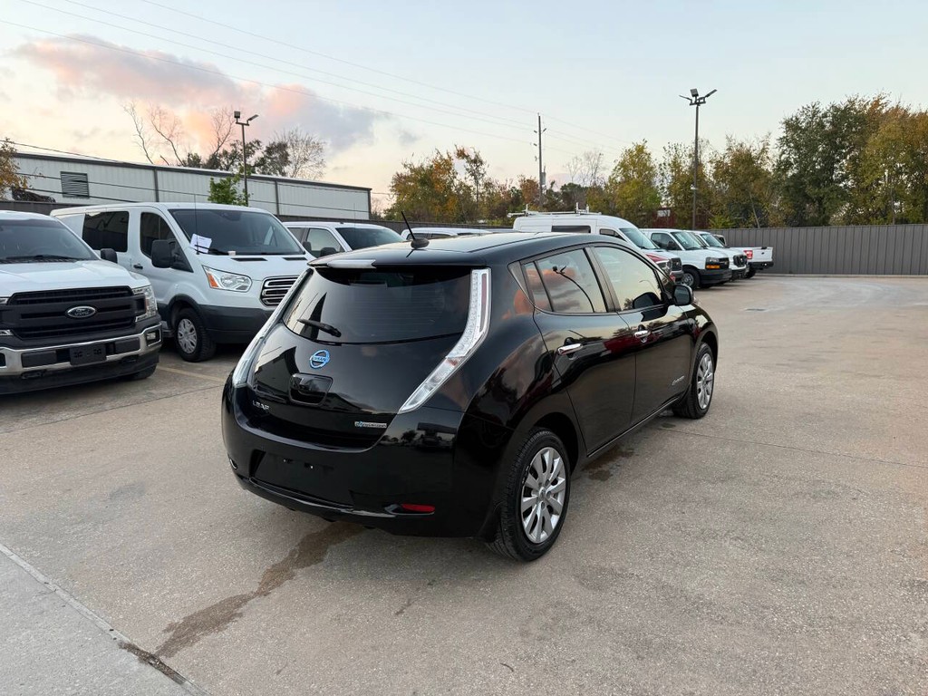 Nissan LEAF Vehicle Full-screen Gallery Image 04