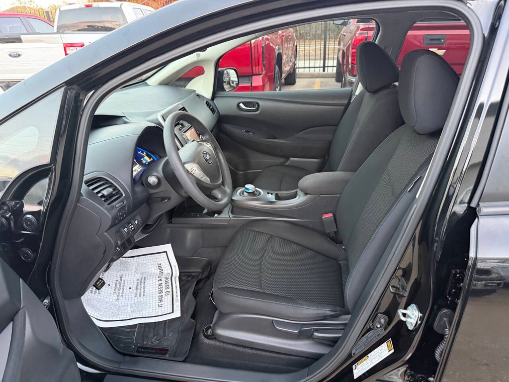 Nissan LEAF Vehicle Full-screen Gallery Image 06