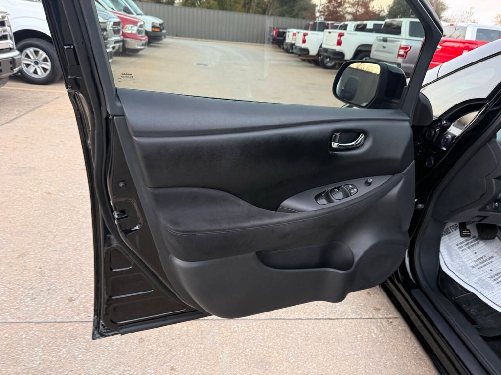 Nissan LEAF Vehicle Full-screen Gallery Image 07