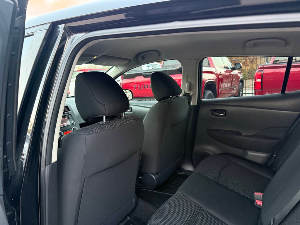 Nissan LEAF Vehicle Full-screen Gallery Image 08