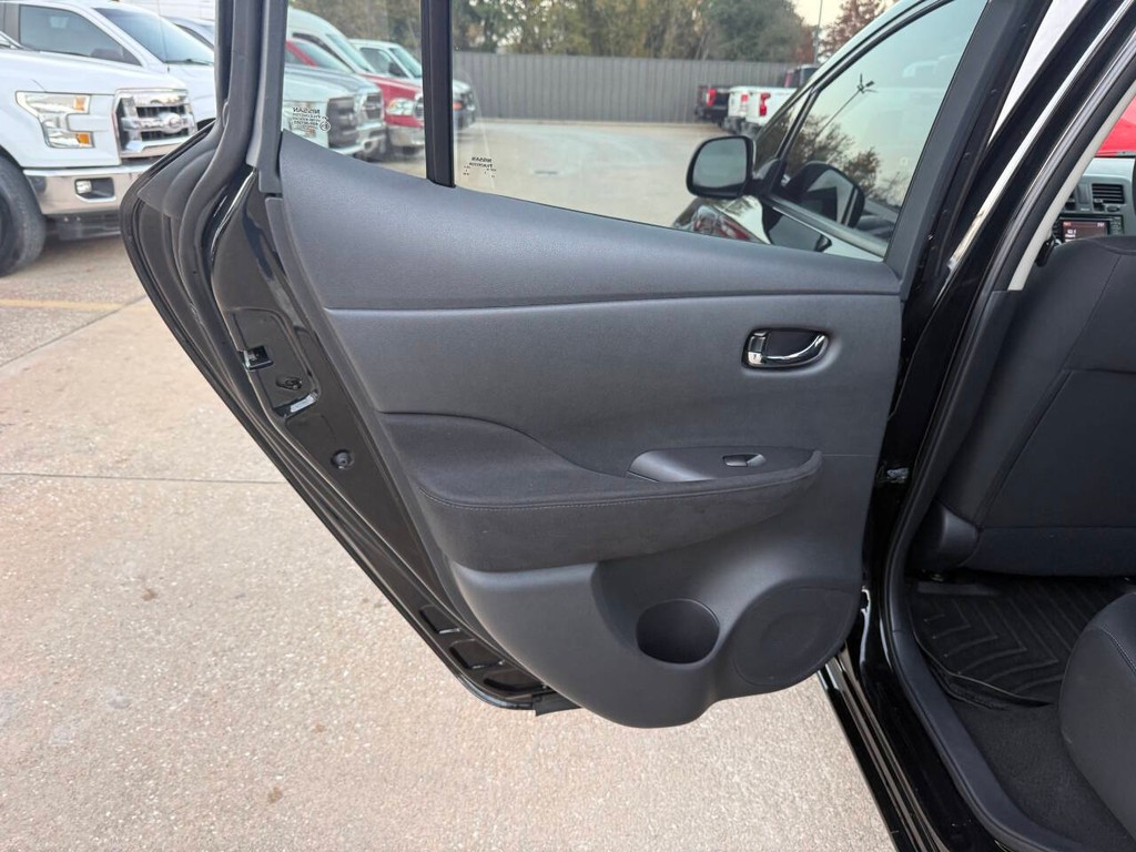 Nissan LEAF Vehicle Full-screen Gallery Image 10