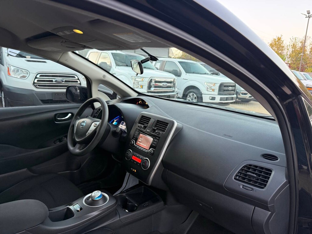 Nissan LEAF Vehicle Full-screen Gallery Image 11