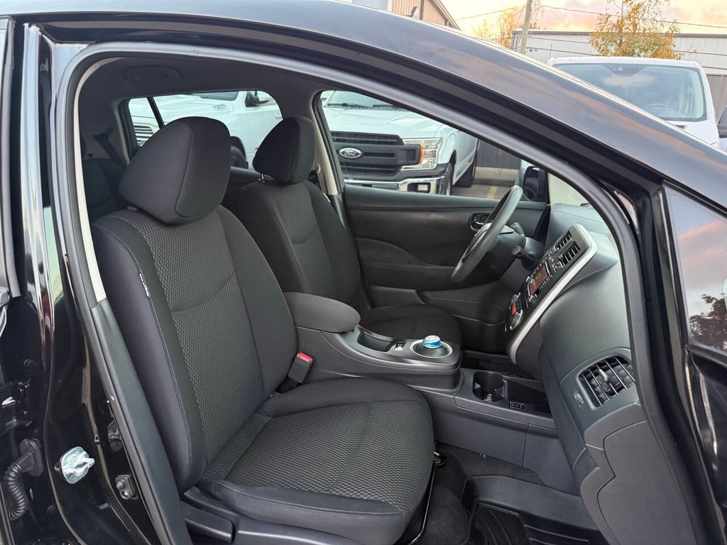 Nissan LEAF Vehicle Full-screen Gallery Image 12