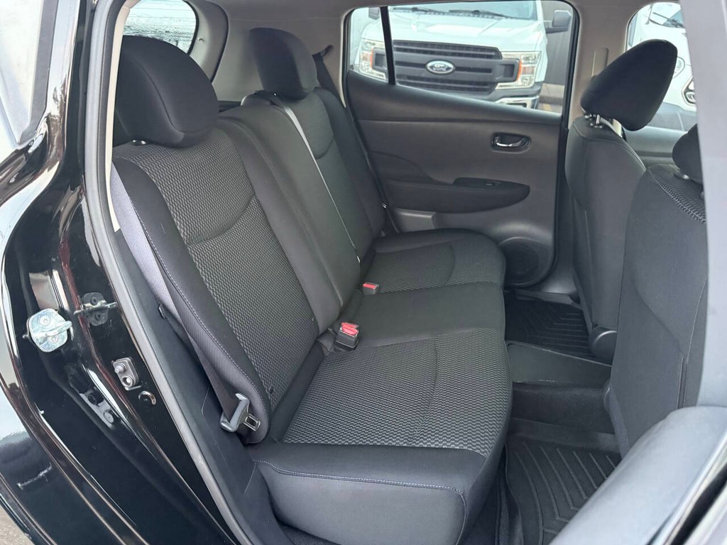 Nissan LEAF Vehicle Full-screen Gallery Image 14