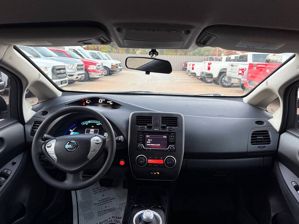 Nissan LEAF Vehicle Full-screen Gallery Image 16