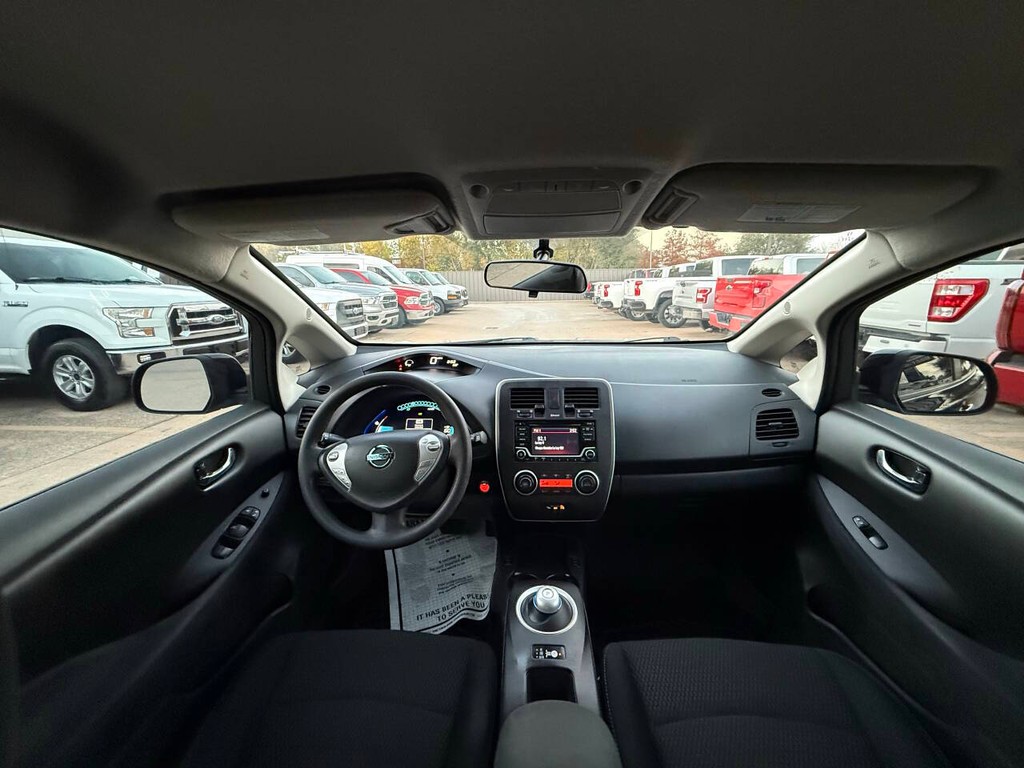 Nissan LEAF Vehicle Full-screen Gallery Image 17