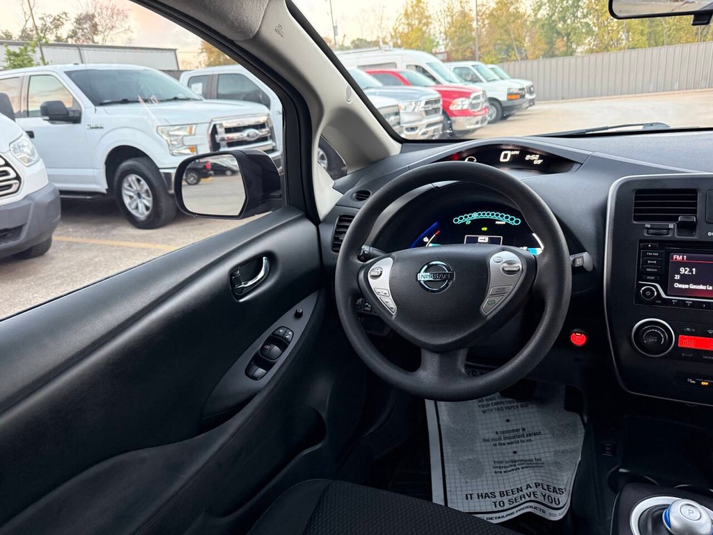 Nissan LEAF Vehicle Full-screen Gallery Image 18