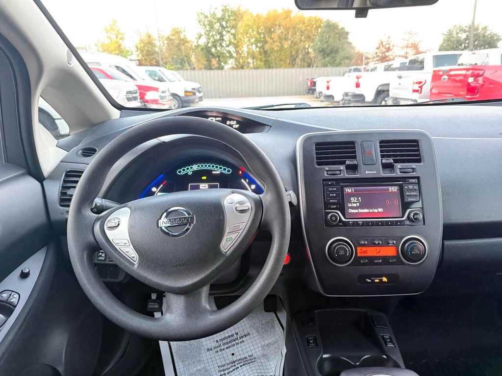 Nissan LEAF Vehicle Full-screen Gallery Image 20