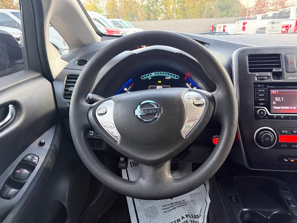 Nissan LEAF Vehicle Full-screen Gallery Image 21