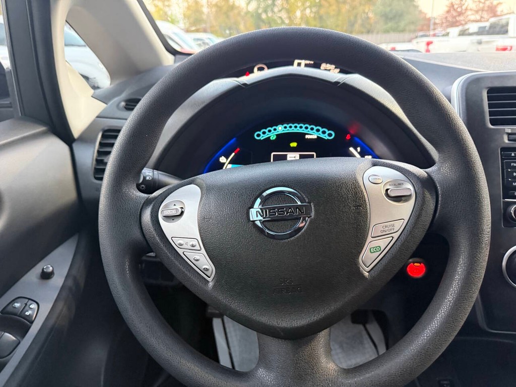 Nissan LEAF Vehicle Full-screen Gallery Image 22