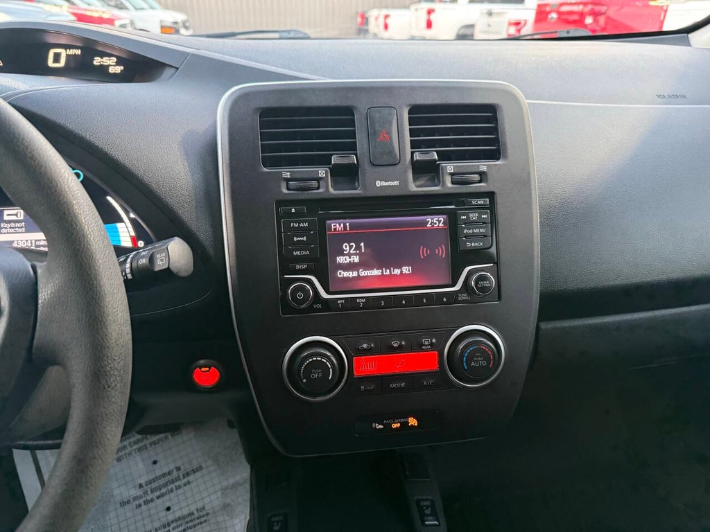 Nissan LEAF Vehicle Full-screen Gallery Image 23