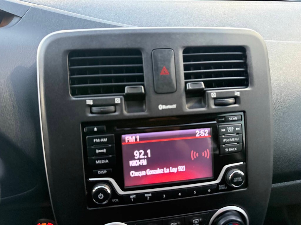 Nissan LEAF Vehicle Full-screen Gallery Image 25