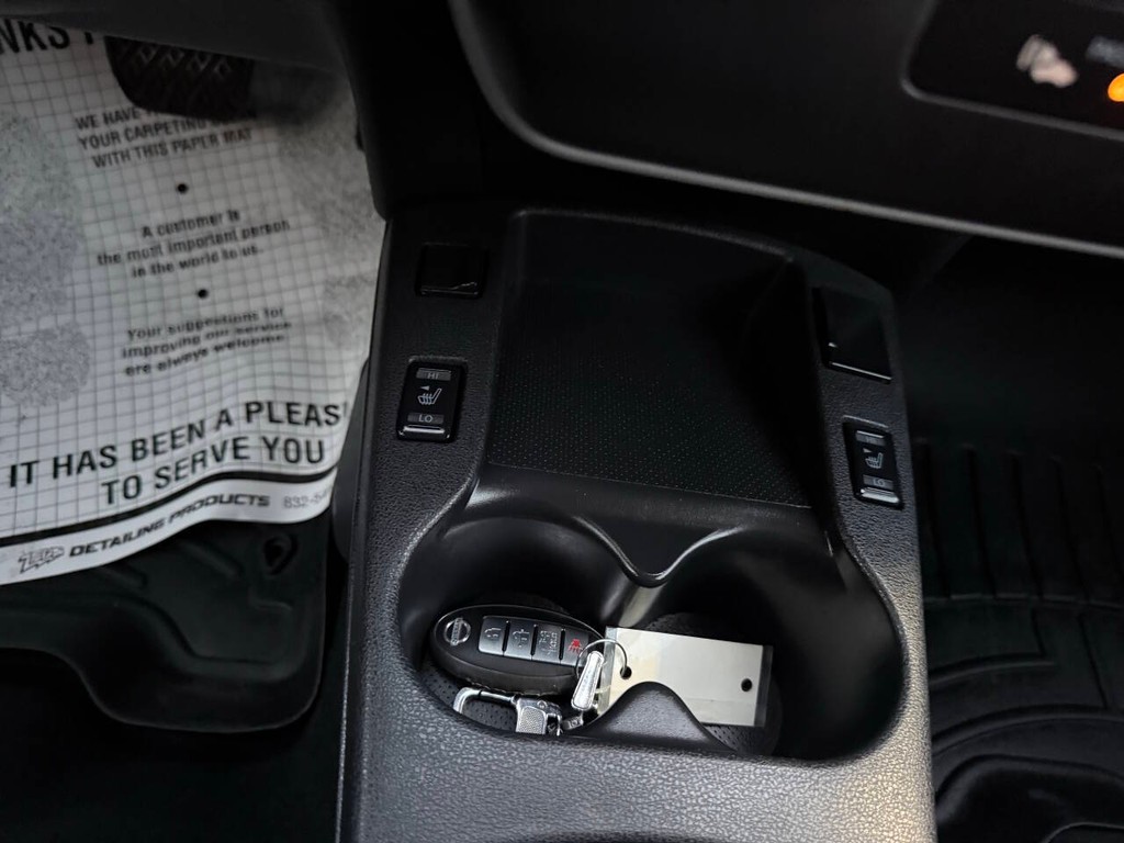 Nissan LEAF Vehicle Full-screen Gallery Image 28