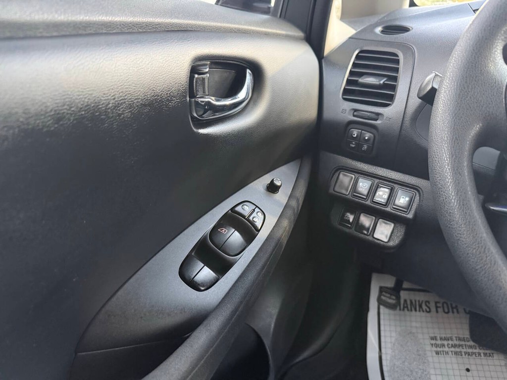 Nissan LEAF Vehicle Full-screen Gallery Image 29