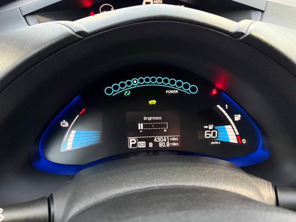 Nissan LEAF Vehicle Full-screen Gallery Image 32