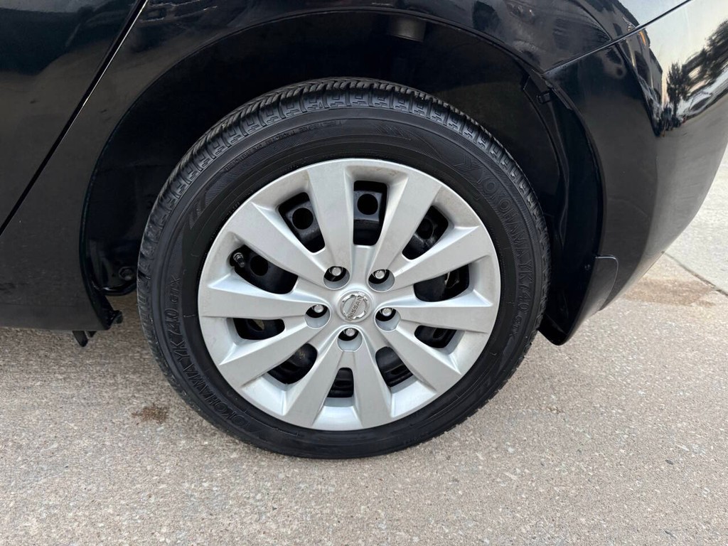 Nissan LEAF Vehicle Full-screen Gallery Image 35