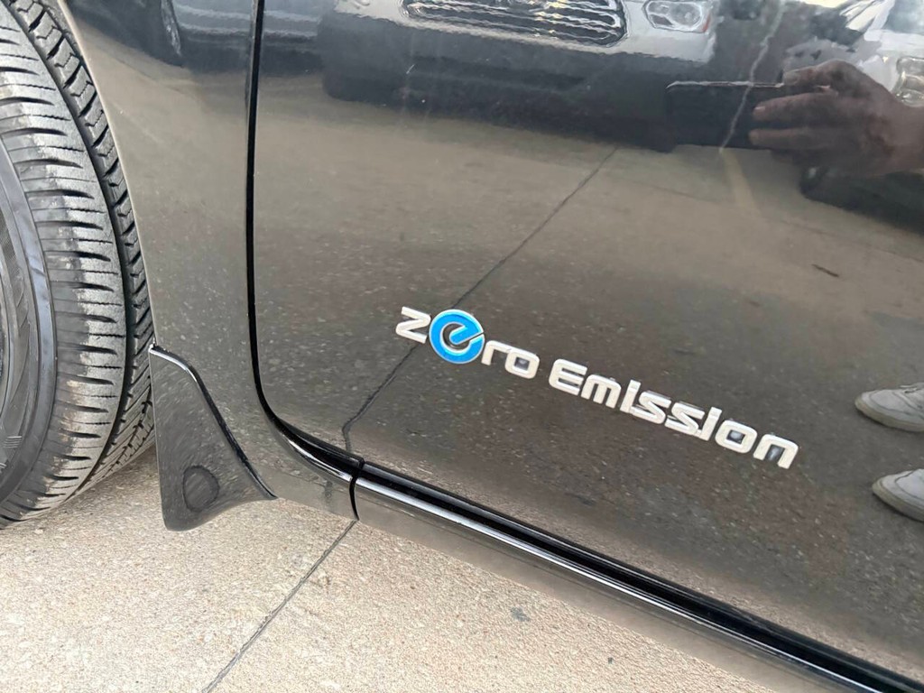 Nissan LEAF Vehicle Full-screen Gallery Image 36