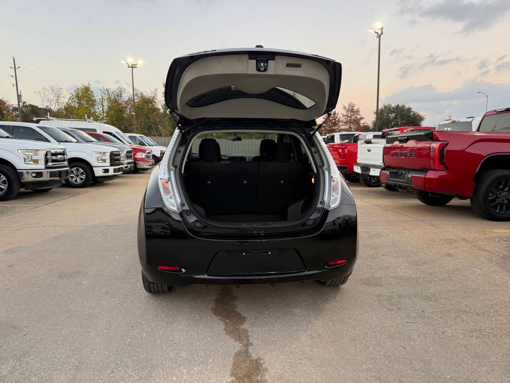 Nissan LEAF Vehicle Full-screen Gallery Image 37