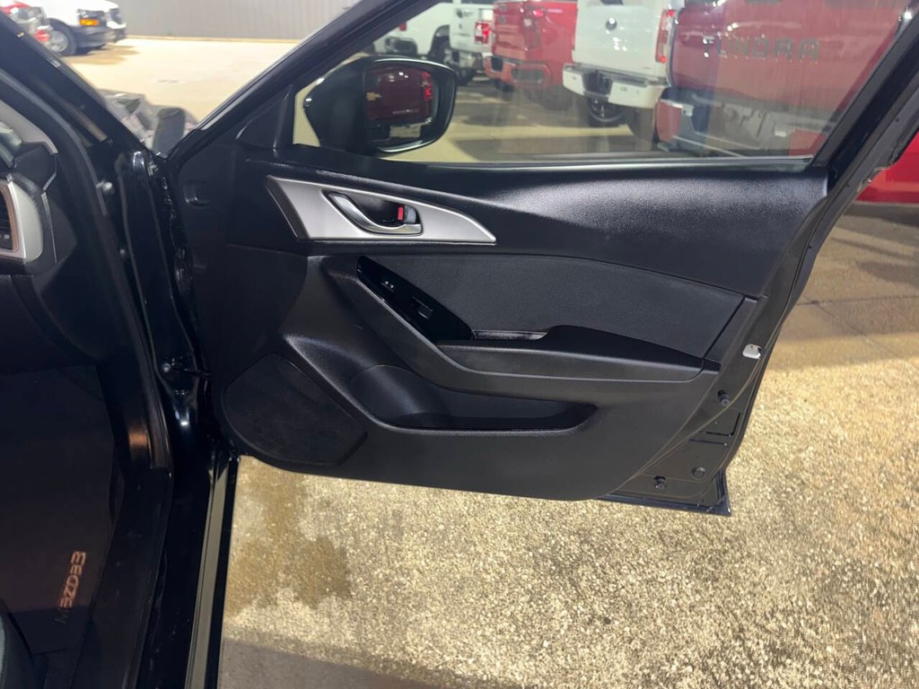 Mazda Mazda3 Sedan Vehicle Full-screen Gallery Image 11