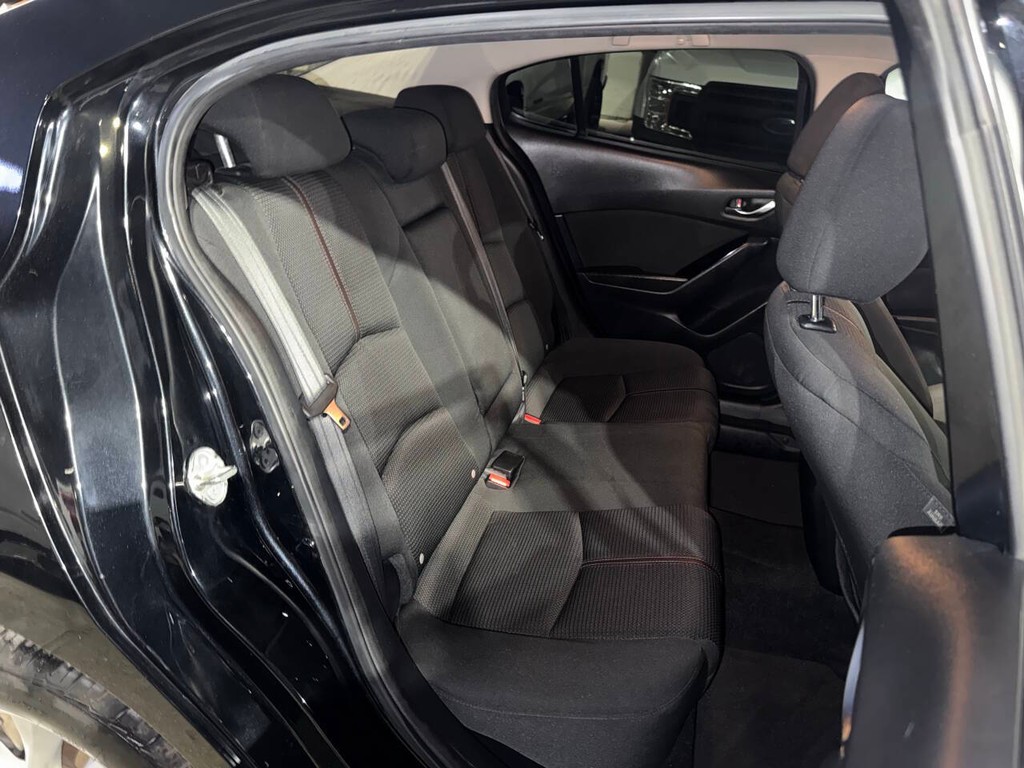 Mazda Mazda3 Sedan Vehicle Full-screen Gallery Image 15