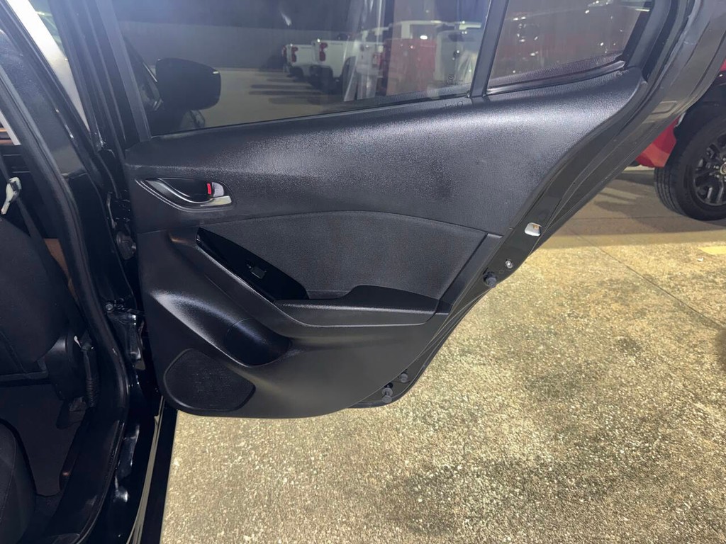 Mazda Mazda3 Sedan Vehicle Full-screen Gallery Image 16