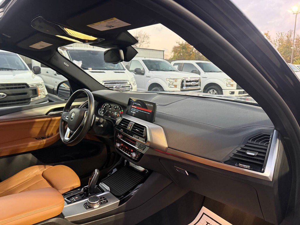 BMW X3 Vehicle Full-screen Gallery Image 09