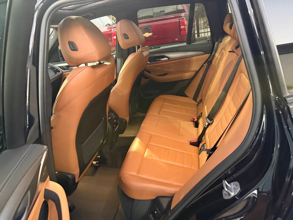 BMW X3 Vehicle Full-screen Gallery Image 14