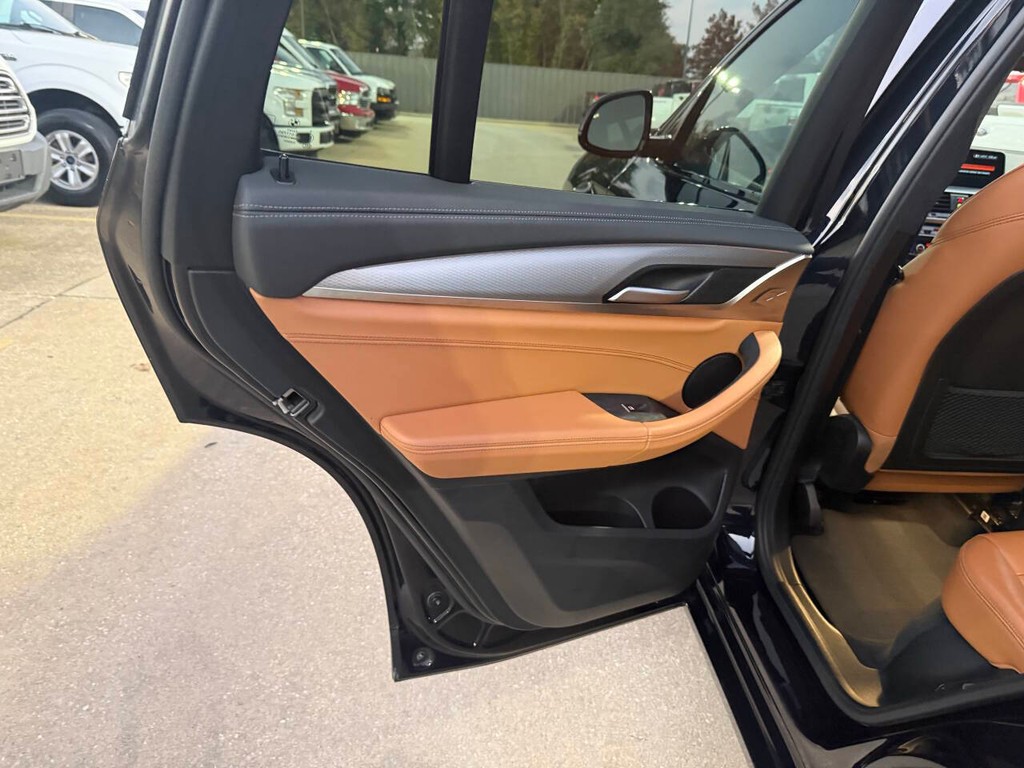 BMW X3 Vehicle Full-screen Gallery Image 15