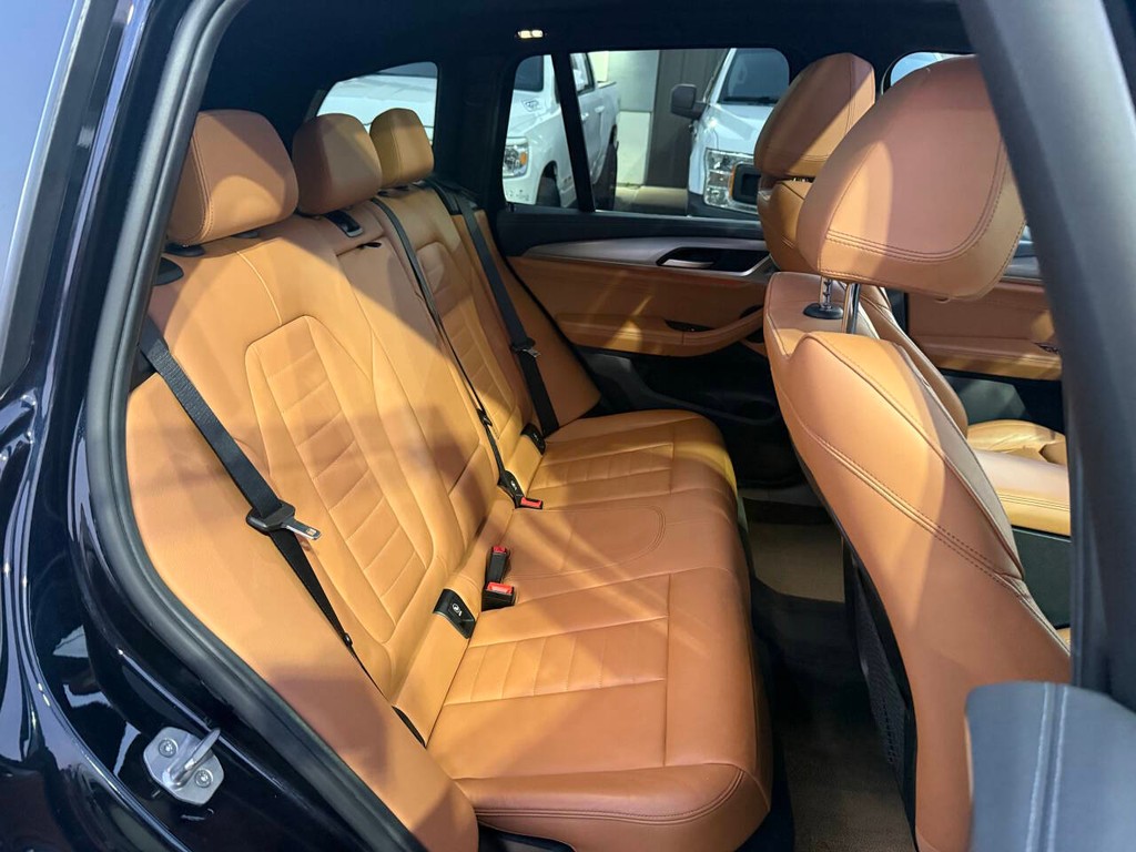 BMW X3 Vehicle Full-screen Gallery Image 16