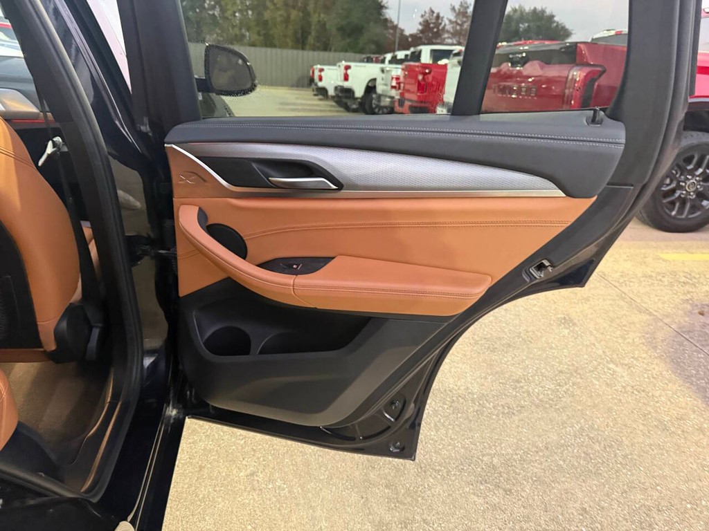 BMW X3 Vehicle Full-screen Gallery Image 17