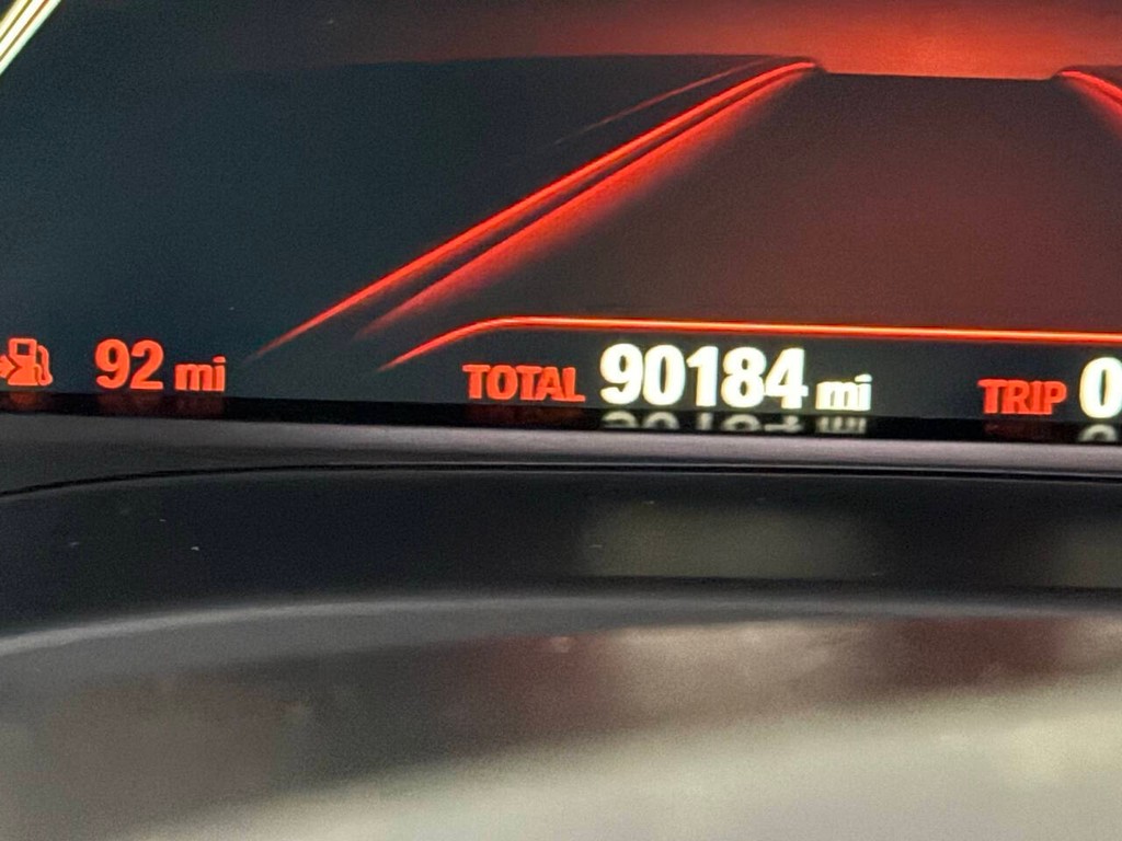 BMW X3 Vehicle Full-screen Gallery Image 23