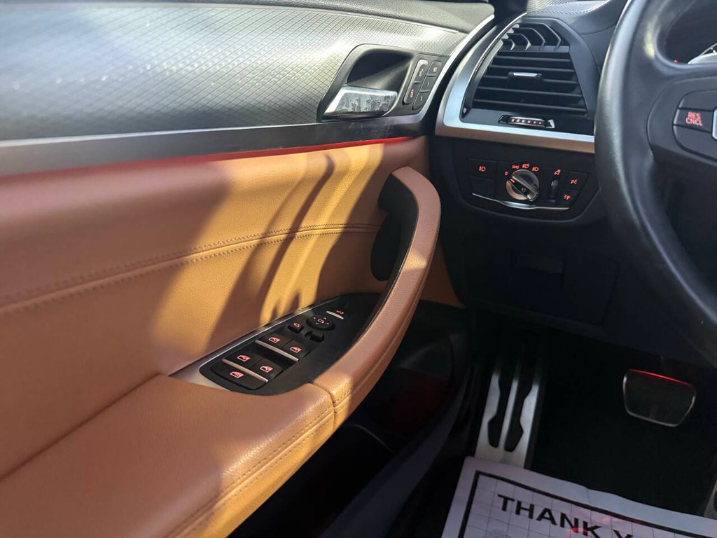 BMW X3 Vehicle Full-screen Gallery Image 32