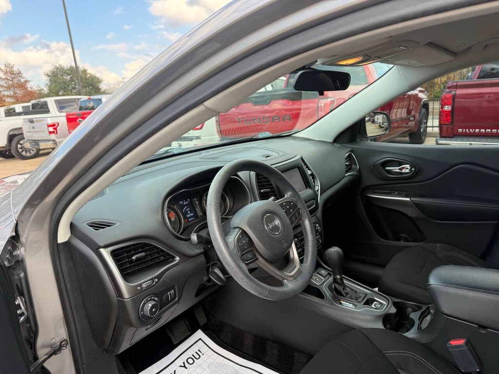 Jeep Cherokee Vehicle Full-screen Gallery Image 07