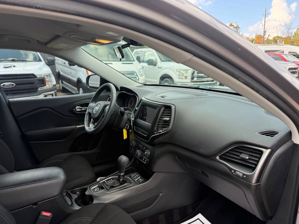 Jeep Cherokee Vehicle Full-screen Gallery Image 11