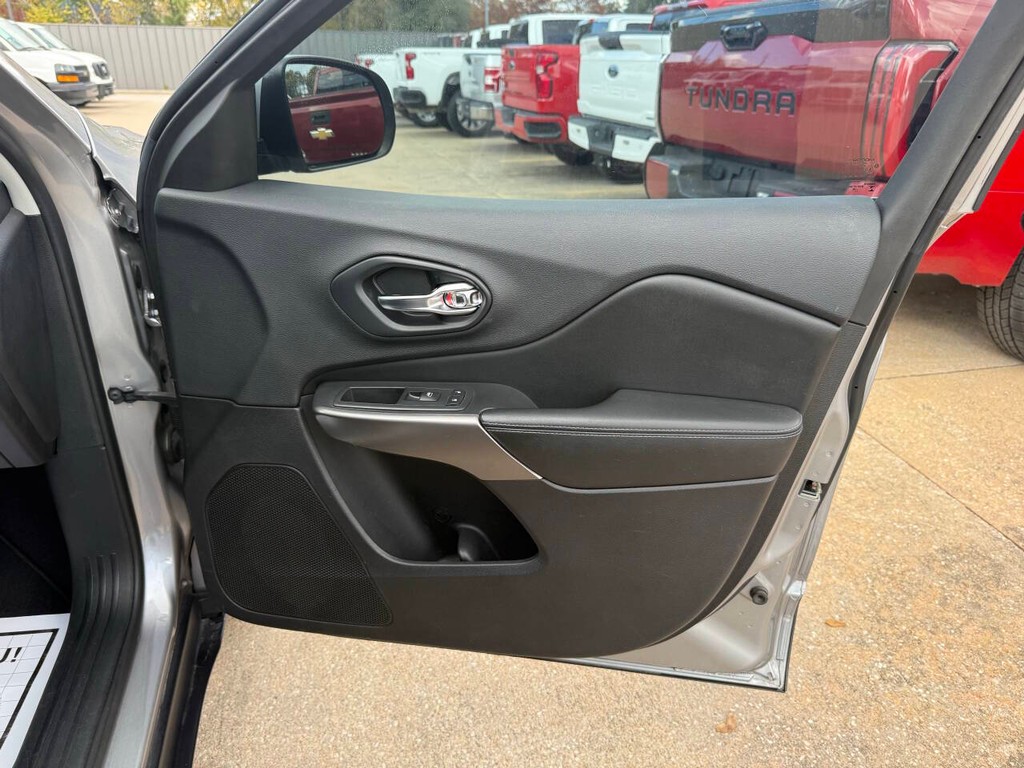 Jeep Cherokee Vehicle Full-screen Gallery Image 13