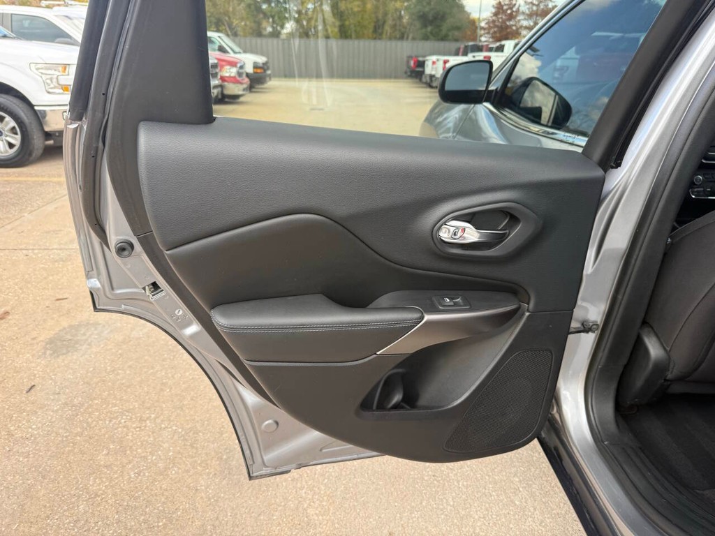 Jeep Cherokee Vehicle Full-screen Gallery Image 18