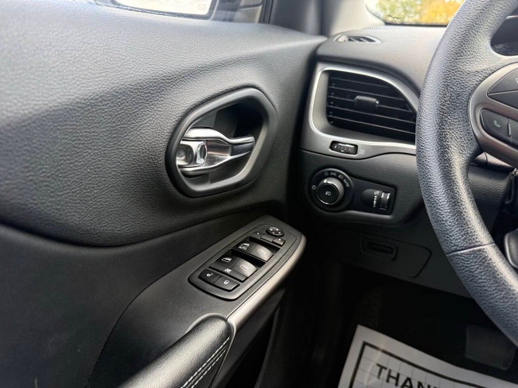 Jeep Cherokee Vehicle Full-screen Gallery Image 35