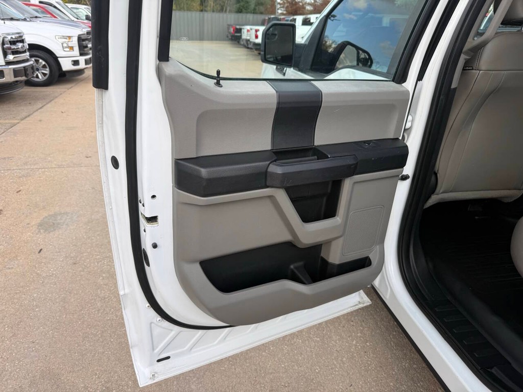 Ford F-150 Vehicle Full-screen Gallery Image 14